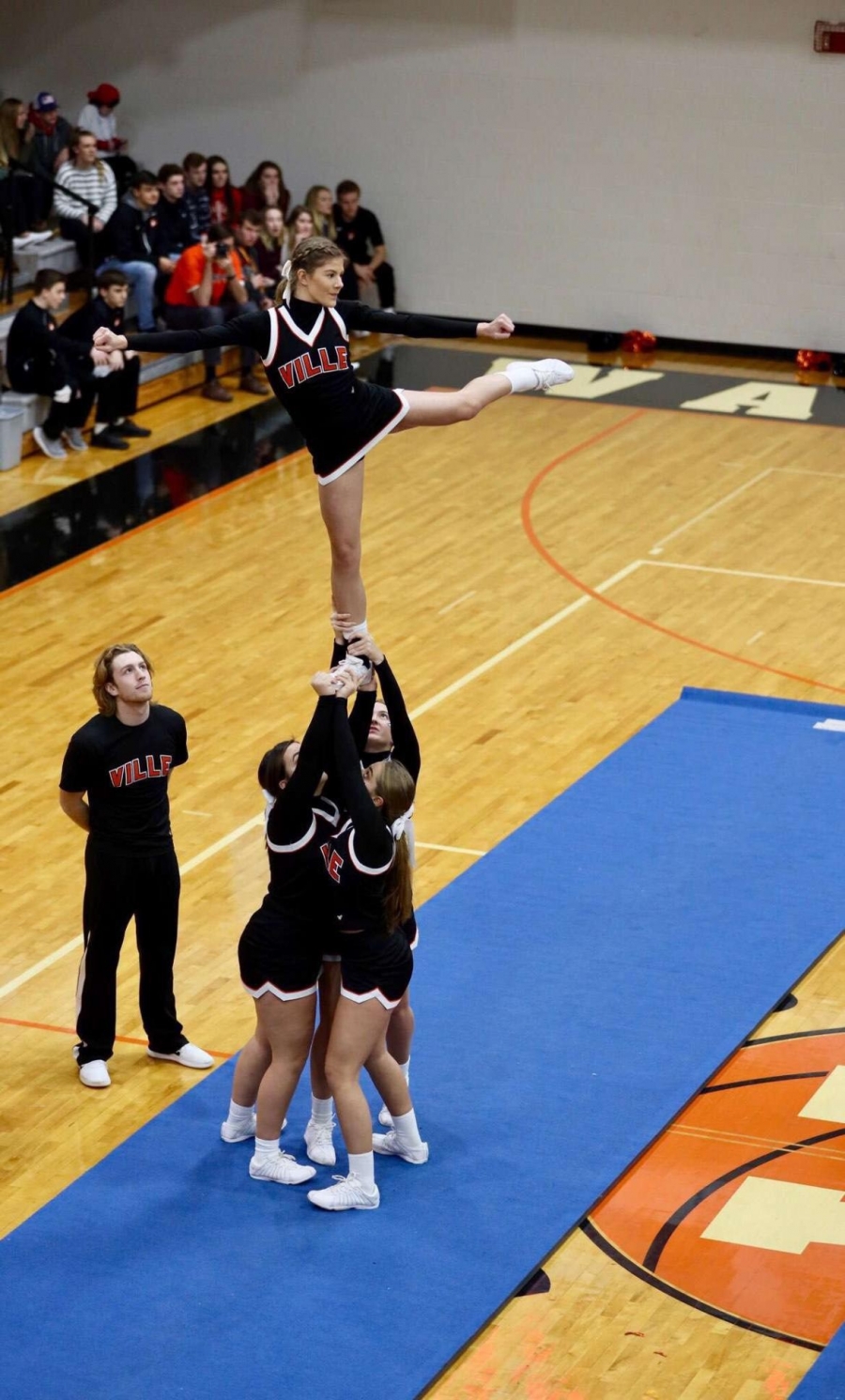 cheerleaders stunting